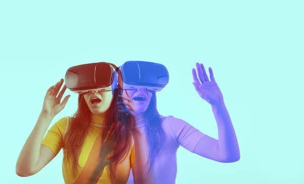 仮想現実ヘッドセットを使用して若い女性 — ストック写真