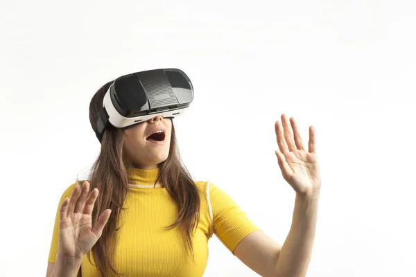 Junge Frau mit Virtual-Reality-Headset — Stockfoto