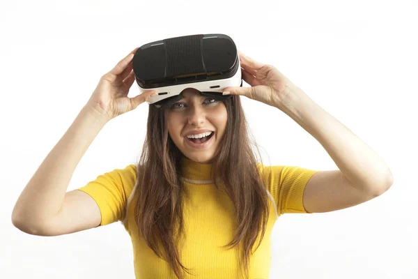 Mujer joven usando un auricular de realidad virtual —  Fotos de Stock