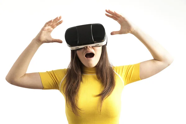 Junge Frau mit Virtual-Reality-Headset — Stockfoto