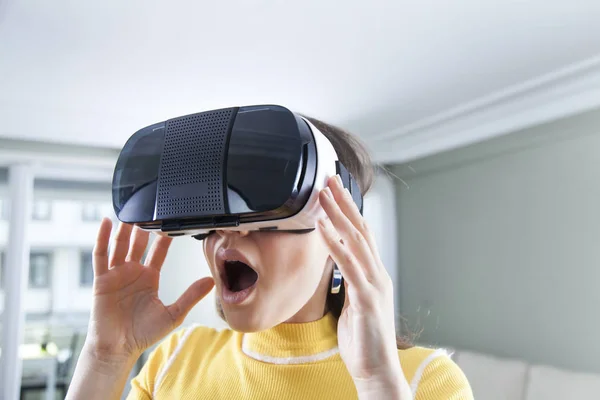 Divertirse en realidad virtual —  Fotos de Stock