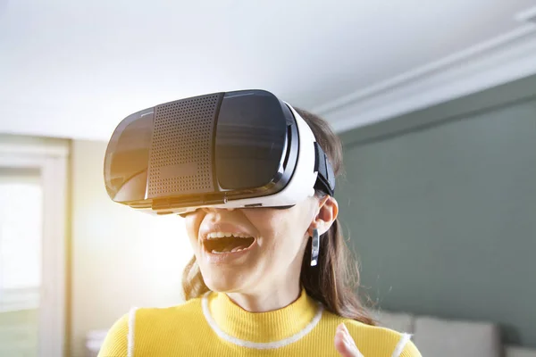 Розважаючись у віртуальній реальності — стокове фото