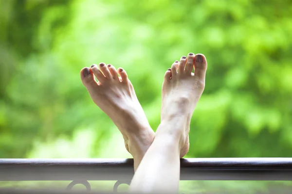 Los pies desnudos en el balcón — Foto de Stock