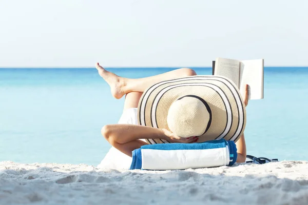 Reading on Beach — Stock Photo, Image