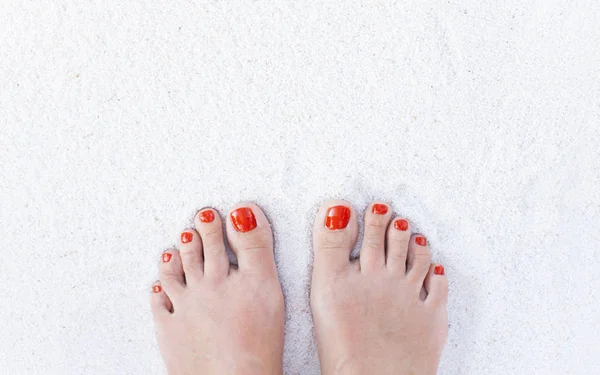 Piedi femminili su sabbia — Foto Stock