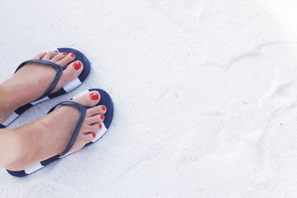 Vrouwelijke voeten op zand — Stockfoto