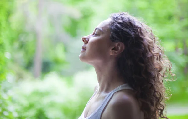 Vrouw ademhaling van frisse lucht buiten in de zomer — Stockfoto