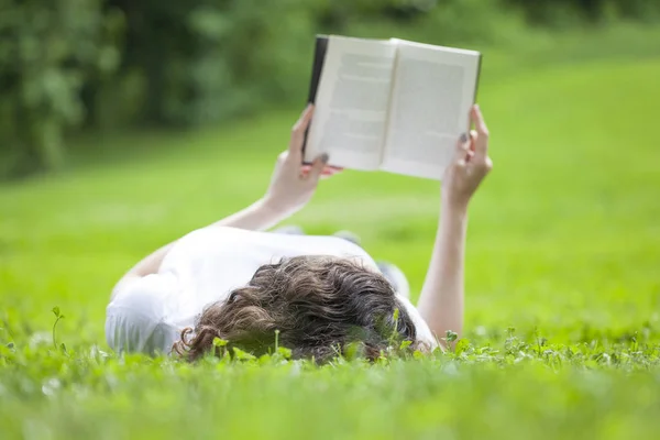 Vrouw lezing boek bij het park — Stockfoto