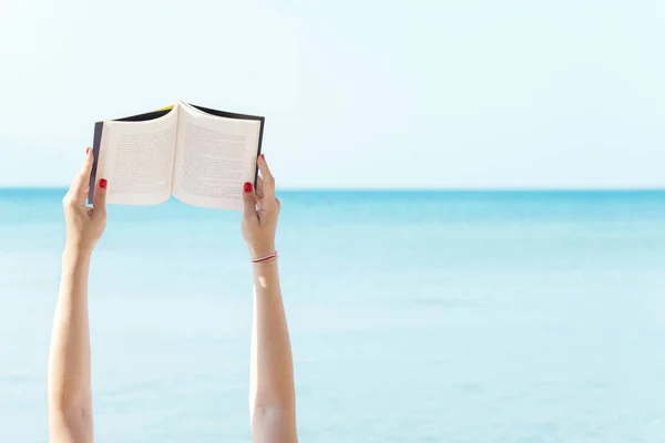 Čtení na pláži — Stock fotografie