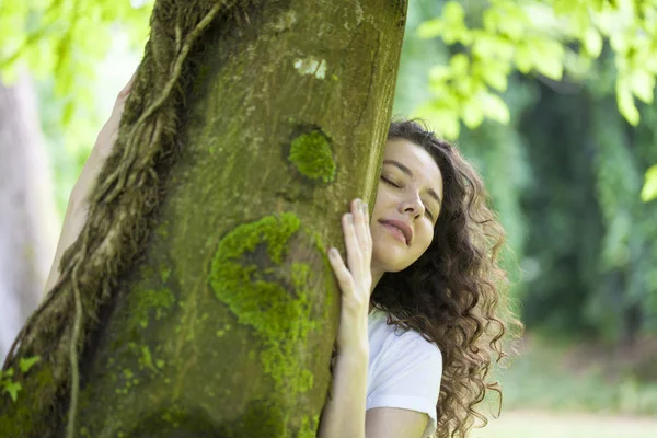 Young woman hugging the tree — Stock Photo, Image