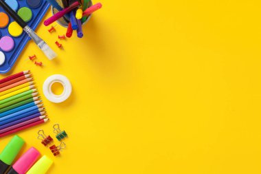 Okul malzemeleri sarı arka planda. Okul konseptine dönelim.