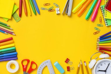 Okul malzemeleri sarı arka planda. Okul konseptine dönelim.
