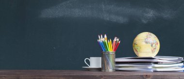 Okul öğretmeni des üzerinde notebooklar dünya küre