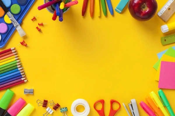 Schoolbenodigdheden op gele achtergrond. Terug naar schoolconcept — Stockfoto