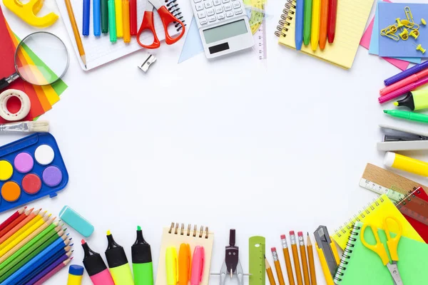 Material escolar sobre fondo blanco. Regreso al concepto escolar — Foto de Stock