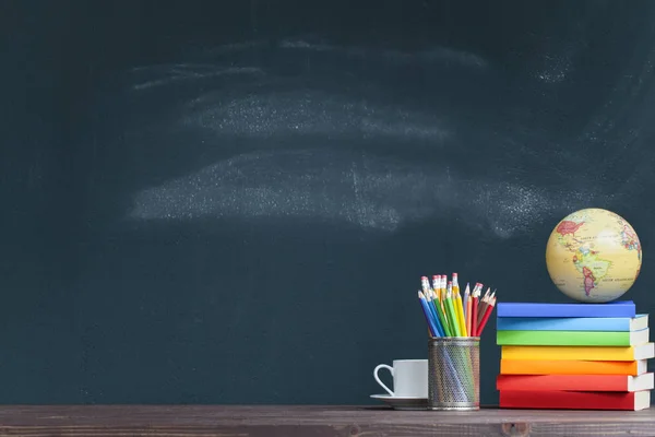 Mundo globo en libros en el escritorio del profesor de la escuela — Foto de Stock