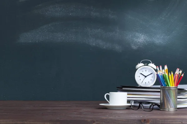 Reloj despertador en los cuadernos de la escuela del profesor des —  Fotos de Stock