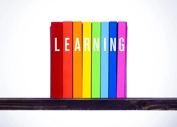 Conceptos de aprendizaje, libros coloridos sobre mesa de madera — Foto de Stock