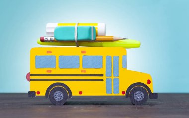 Geri okul konsepti ile sarı okul bu