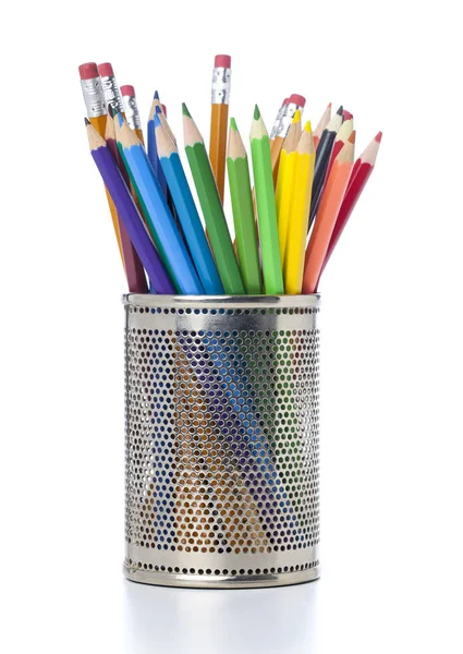 Organizador de escritorio con lápices de color sobre fondo blanco — Foto de Stock