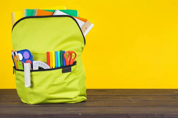 Zielony plecak szkolny — Zdjęcie stockowe