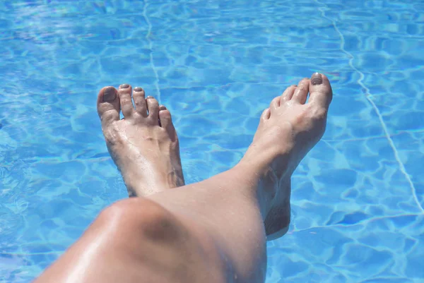 Ноги женщины на бассейне — стоковое фото