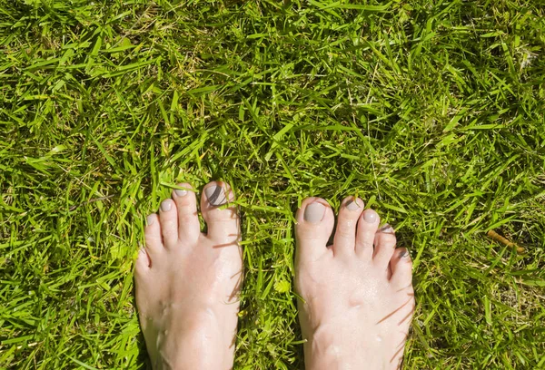 Mladá žena stojící v trávě — Stock fotografie