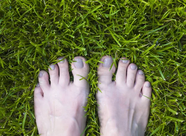 Joven mujer de pie en la hierba — Foto de Stock