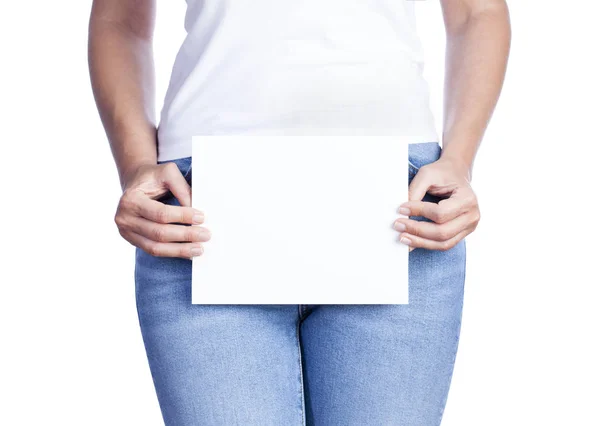 Руки женщины держат пустой белый рекламный баннер — стоковое фото