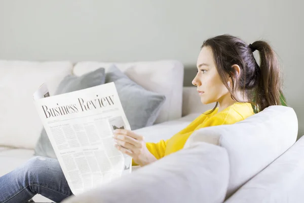 Frau liest Zeitung zu Hause — Stockfoto