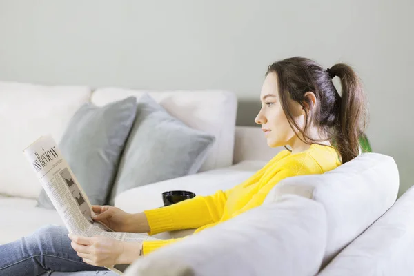 Mujer leyendo el periódico en casa —  Fotos de Stock