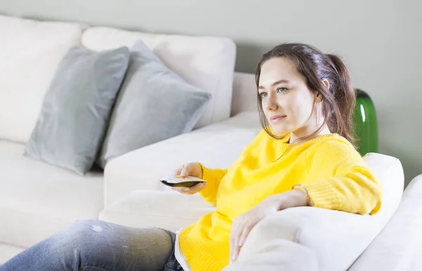 Nő ül otthon és tévénézés — Stock Fotó