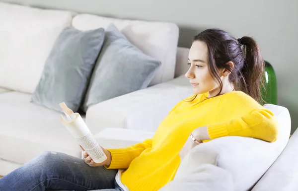 Frau liest das Buch zu Hause — Stockfoto