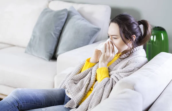 生病的女人感冒的肖像 — 图库照片