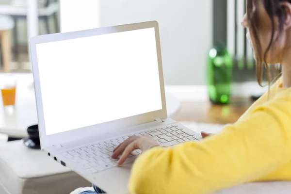 Mujer joven usando PC portátil en casa —  Fotos de Stock