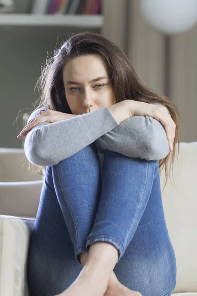 Deprimerad ung kvinna på soffan på Hom — Stockfoto