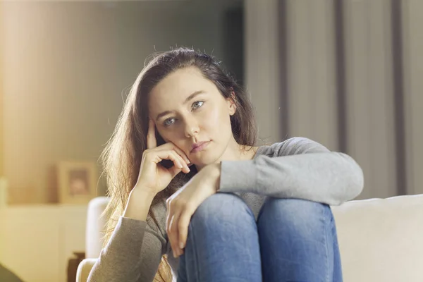 Depressieve jonge vrouw op de Bank bij hom — Stockfoto