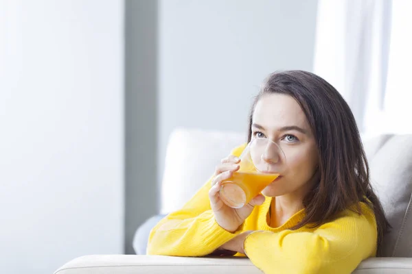 Jeune femme buvant du jus d'orange — Photo