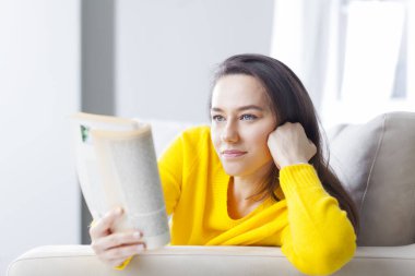 Kitap okuyan genç bir kadın.