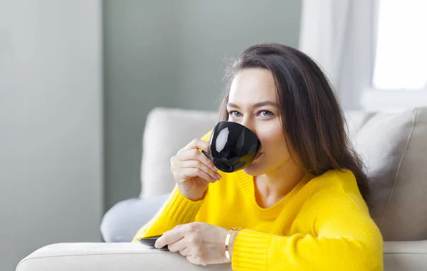 Genç bayan bir fincan kahve içiyor. — Stok fotoğraf
