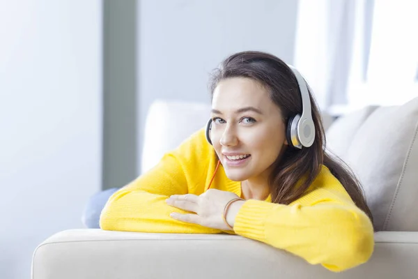 Mujer joven escuchando música con auriculares —  Fotos de Stock