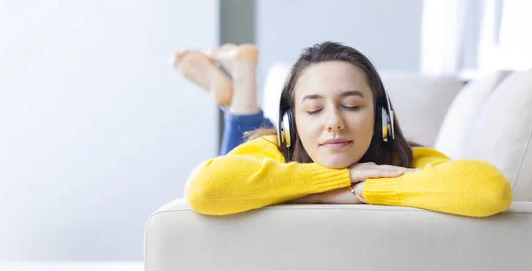 Mujer joven escuchando música con auriculares —  Fotos de Stock