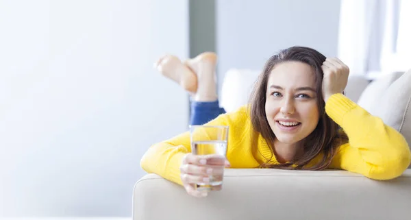 Young woman holding a glass of wate — Stock Photo, Image