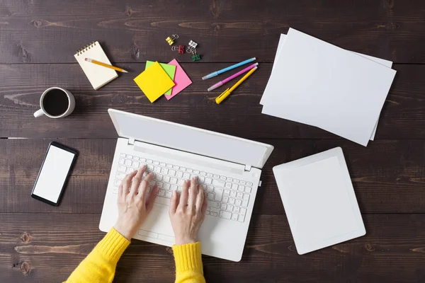 Boven schot van de vrouw die werkt op lapto — Stockfoto