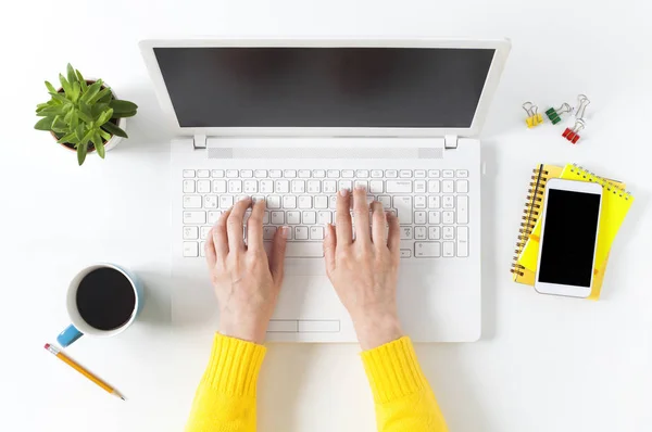 Boven schot van de vrouw die werkt op lapto — Stockfoto