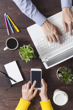 iş adamları bir Ofis Masası üzerinde çalışma