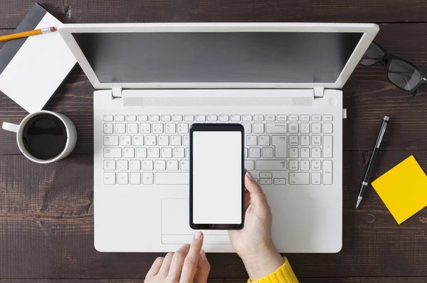 Femme mains tenant smartphone au bureau en bois de bureau, top vie — Photo