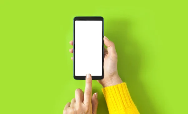 Vrouwelijke hand met smartphone met leeg scherm — Stockfoto
