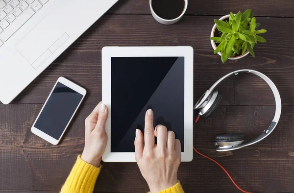 Vrouw handen houden digitale tablet op houten bureaublad, top — Stockfoto