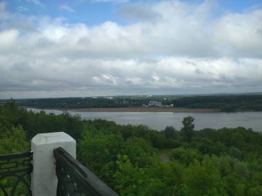 Kirov şehirde ve parkta yürüyor.